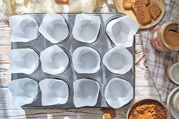 Przepis na muffiny Biscoff forma do babeczek z ułożonymi papilotkami
