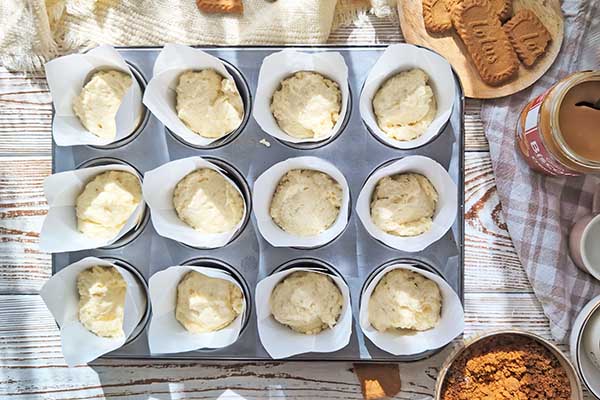 Przepis na muffiny Biscoff ciasto na muffinki nałożone do papilotek