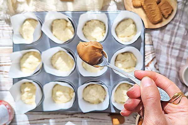 Przepis na muffiny Biscoff dodawanie kremu biscoff do muffinek