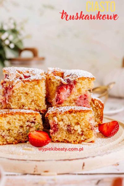 prosty przepis na migdałowe ciasto pieczone z truskawkami