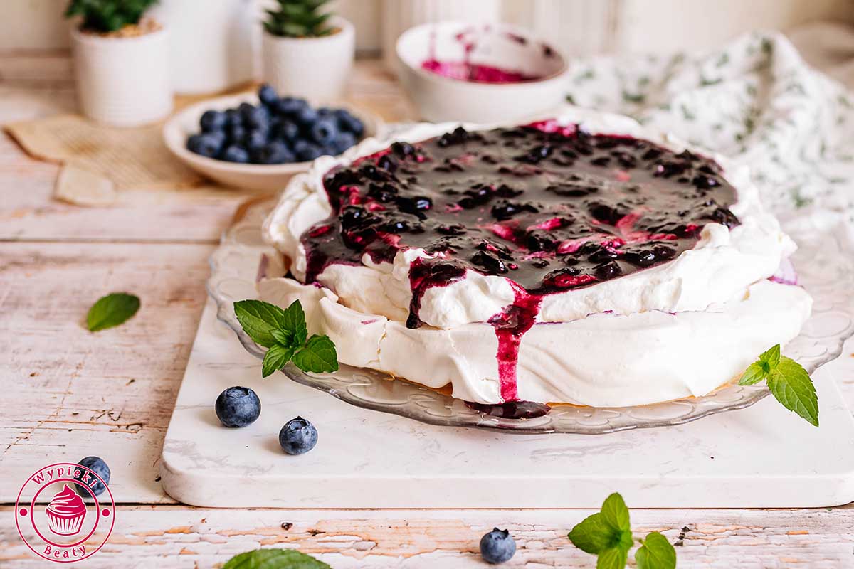 domowa beza pavlova borówkowa z bitą śmietaną i sosem borówkowym domowa beza borówkowa z bitą śmietaną