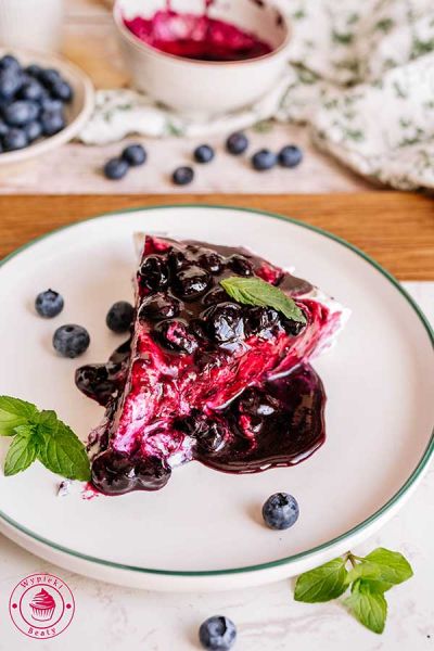 domowe ciasto z sosem borówkowym i bitą śmietaną beza pavlova z borówkami przepis krok po kroku