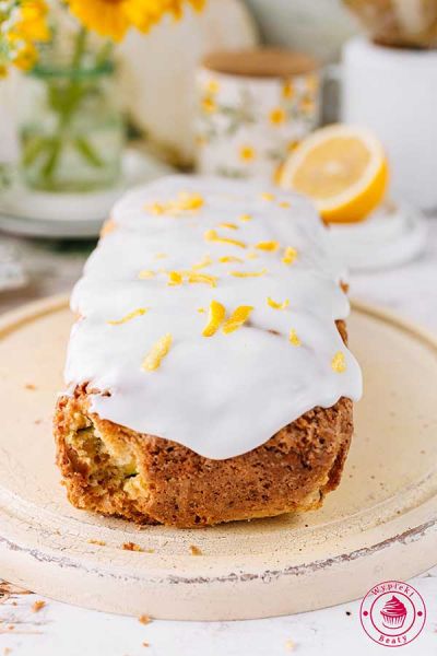 prosta i szybka babka cytrynowa z cukinią i lukrem pomysł na ciasto na lato - szybkie ciasto cytrynowe z cukinią tartą na tarce