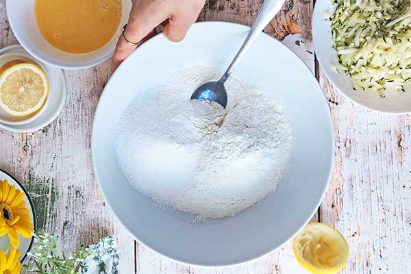 Cytrynowe ciasto z cukinią mieszanie suchych składników na ciasto cytrynowe z cukinią