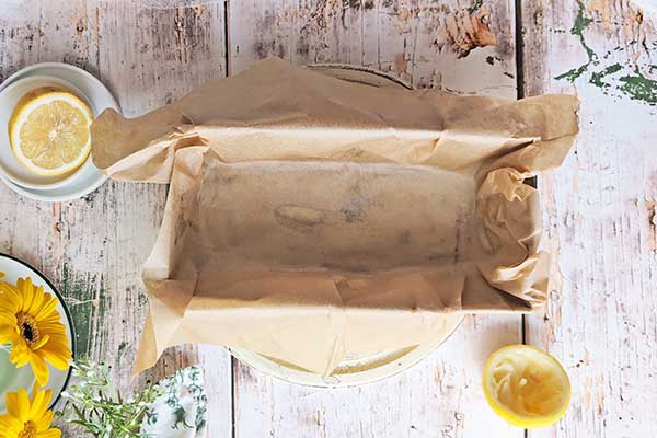 Cytrynowe ciasto z cukinią forma przygotowana do pieczenia ciasta z cukinią