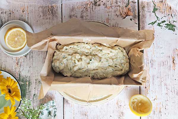 Cytrynowe ciasto z cukinią ciasto cytrynowe z cukinią przełożone do formy do pieczenia