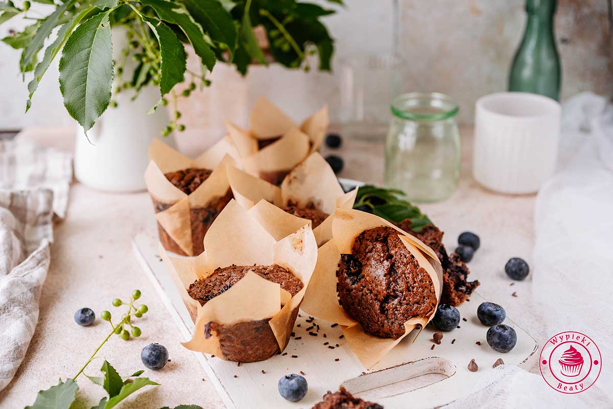 wilgotne i pyszne mocno czekoladowe muffiny pieczone z borówkami szybkie i łatwe muffinki czekoladowe z borówkami idealne na przekąskę i śniadanie