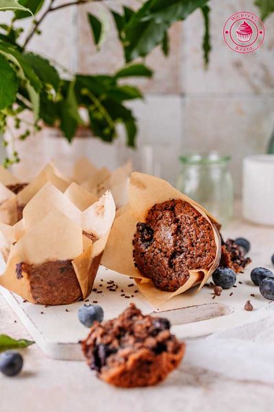 prosty przepis krok po kroku na muffiny z czekoladą i borówkami idealne na śniadanie, przekąskę i deser domowe czekoladowe muffiny z borówkami i gorzką czekoladą przepis krok po kroku