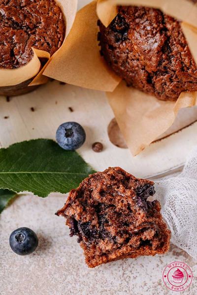 kawałek zjedzonej muffiny z borówkami i czekoladą jak zrobić szybkie babeczki czekoladowe z borówkami