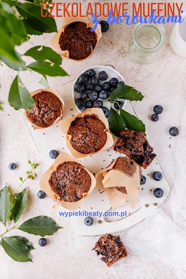 przepis na domowe czekoladowe muffiny z borówkami