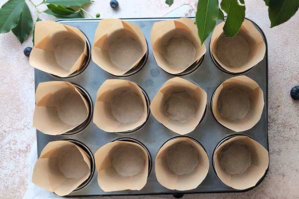 Czekoladowe muffiny z borówkami forma wyłożona papilotkami do pieczenia