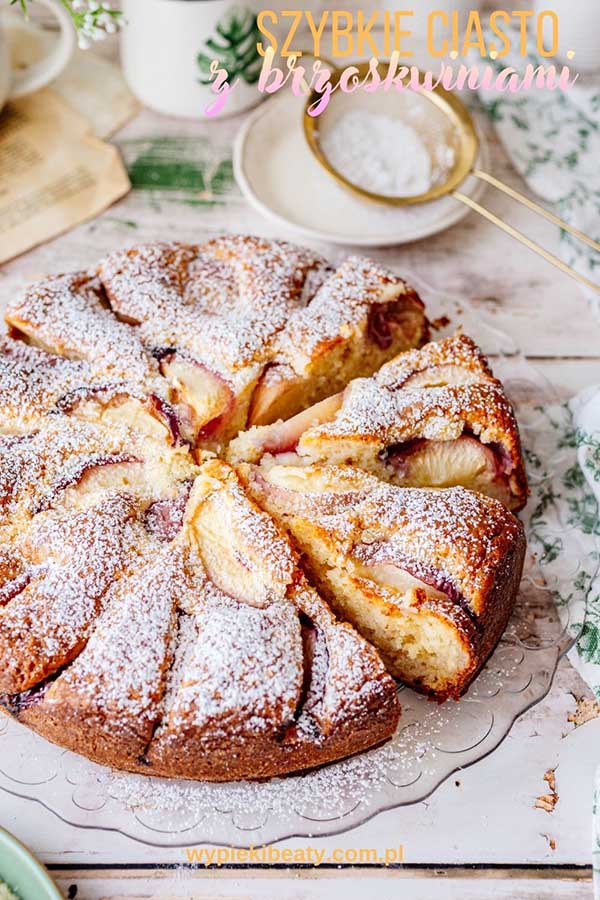 przepis krok po kroku na łatwe ciasto jogurtowe pieczone z brzoskwiniami