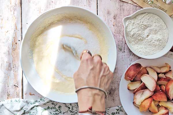 Szybkie ciasto z brzoskwiniami dodawanie cukru do ciasta