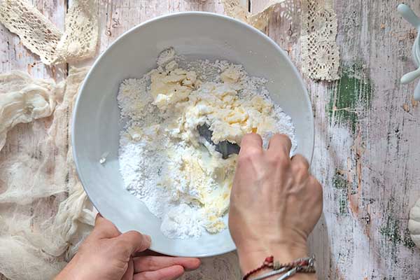 Tarta galette z borówkami mieszanie miękkiego masła z cukrem pudrem na kruche ciasto