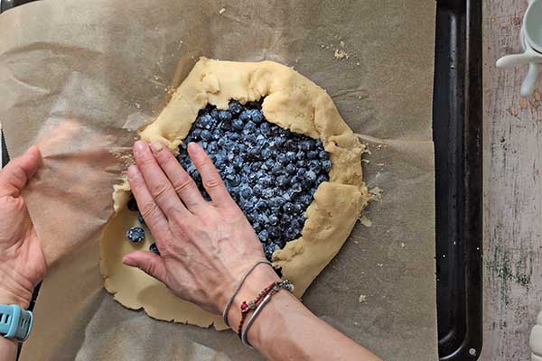 Tarta galette z borówkami nakładanie ciasta na borówki w tarcie