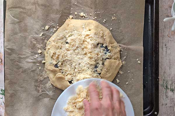 Tarta galette z borówkami posypywanie tarty galette kruszonką migdałową