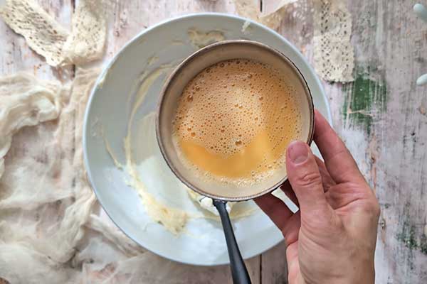 Tarta galette z borówkami dodawanie rozmieszanych jajek do masy maślanej na kruche ciasto