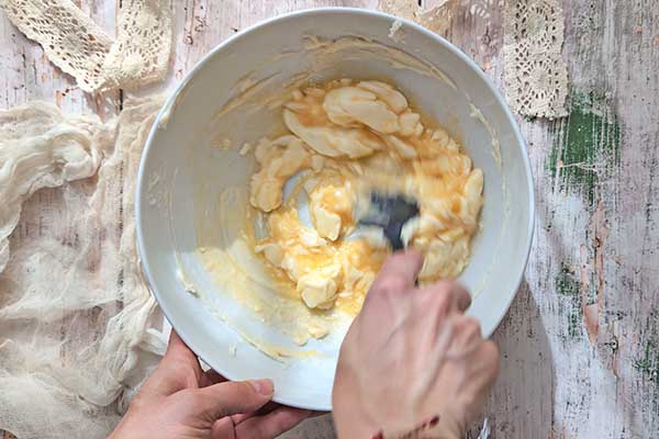 Tarta galette z borówkami mieszanie masy maślanej z jajkami