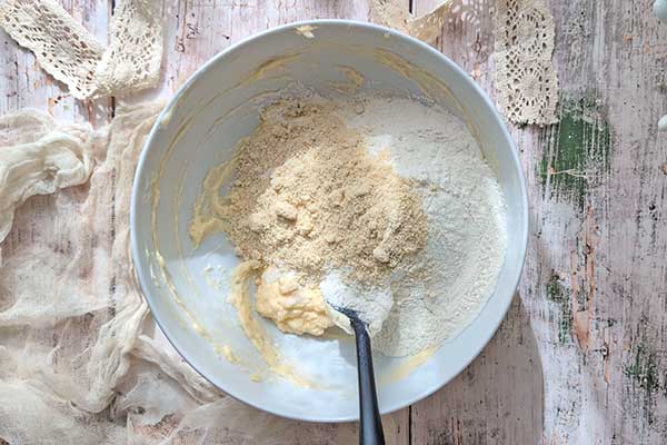 Tarta galette z borówkami dodawanie suchych składników do ciasta na tartę