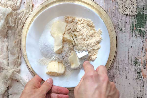 Tarta galette z borówkami przygotowanie migdałowej kruszonki do kruchej tarty z borówkami