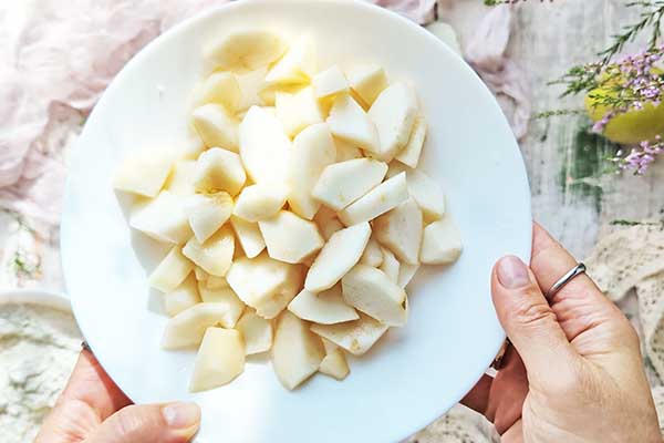 Jesienne ciasto z gruszkami gruszki obrane i pokrojone na kawałki