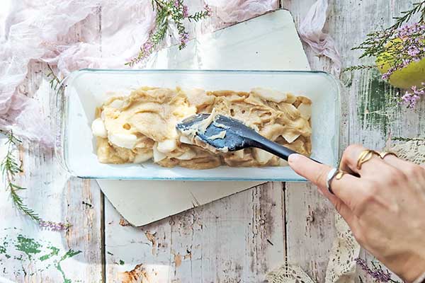Jesienne ciasto z gruszkami przekładanie ciasta gruszkowego do formy do pieczenia