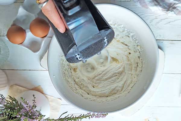 Kawowe ciasto bananowe masło z cukrem zmiksowane na puszysto