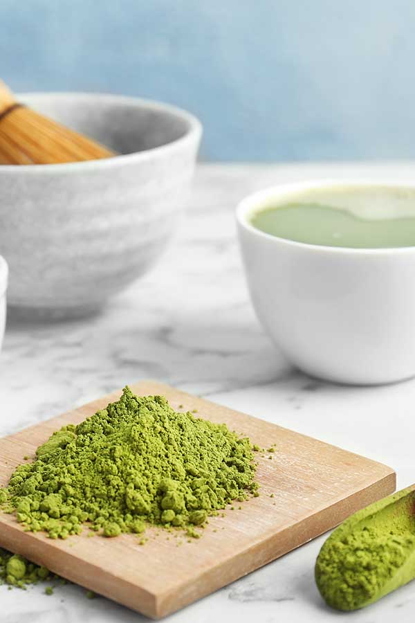 matcha tea powder and drink arrangement wyroznione