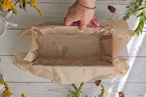 Pekanowe ciasto z syropem klonowym forma przygotowana do pieczenia ciasta