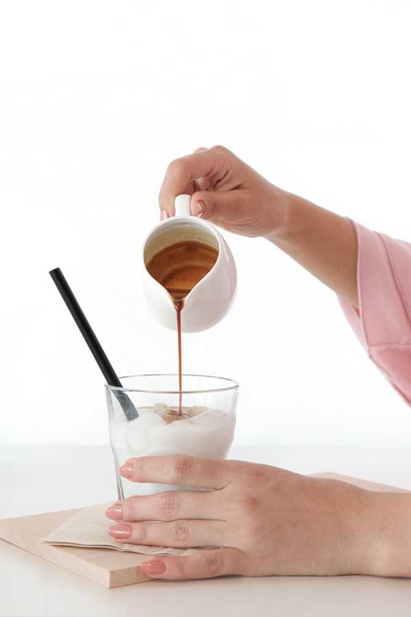 włoskie affogato deser z kawą i lodami