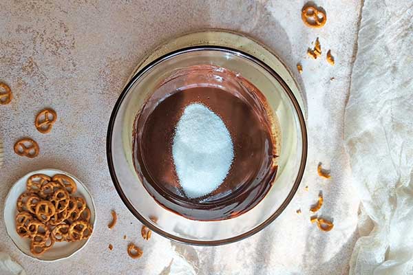 Ciastka brownie z precelkami dodawanie cukru do masy czekoladowej