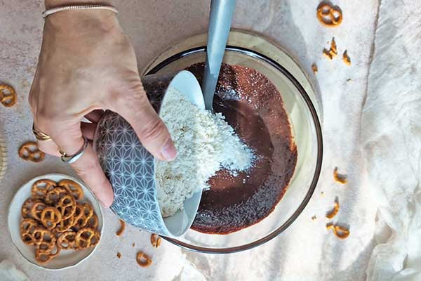 Ciastka brownie z precelkami dodawanie części mąki do ciasta na ciasteczka brownie