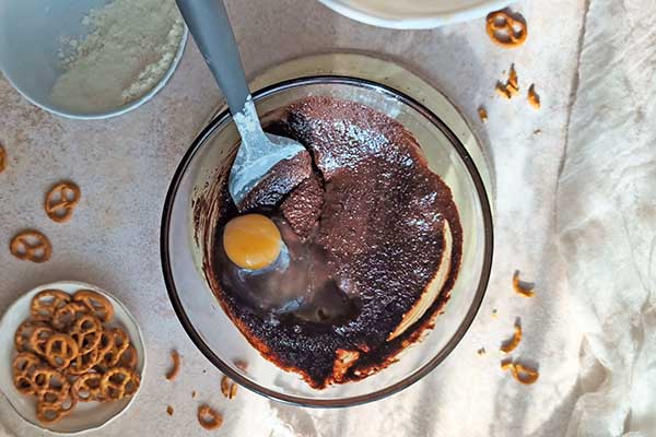 Ciastka brownie z precelkami dodawanie jajek do ciasta na ciastka brownie