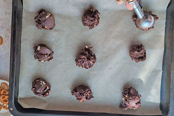 Ciastka brownie z precelkami układanie łyżką ciastek na blaszce do pieczenia
