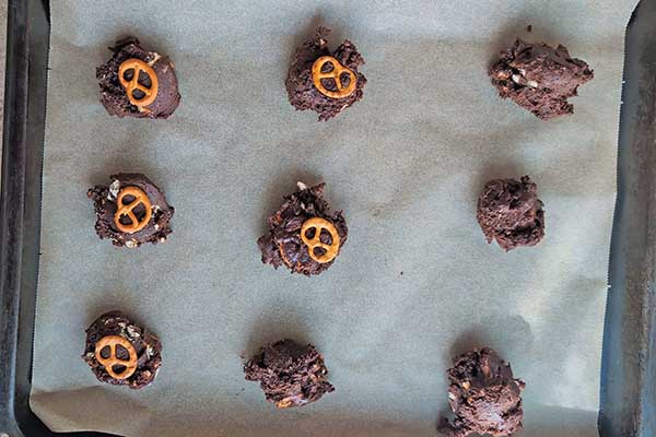 Ciastka brownie z precelkami układanie precelków na ciastkach na blaszce