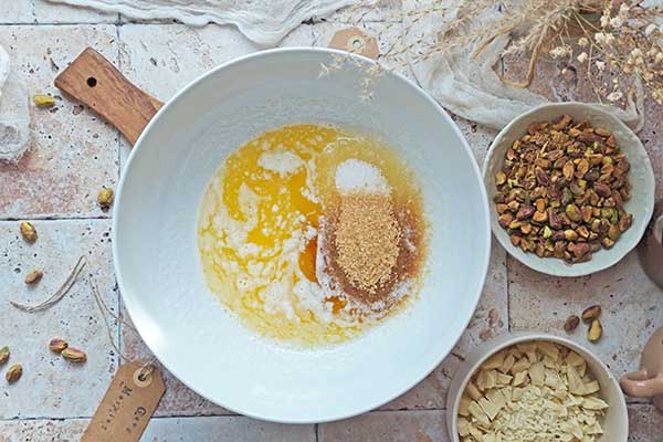Ciastka z pistacjami i białą czekoladą mieszanie mokrych składników na ciastka z pistacjami