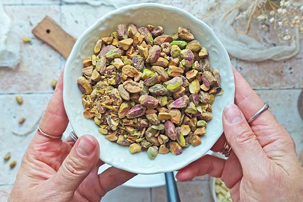 Ciastka z pistacjami i białą czekoladą posiekane pistacje
