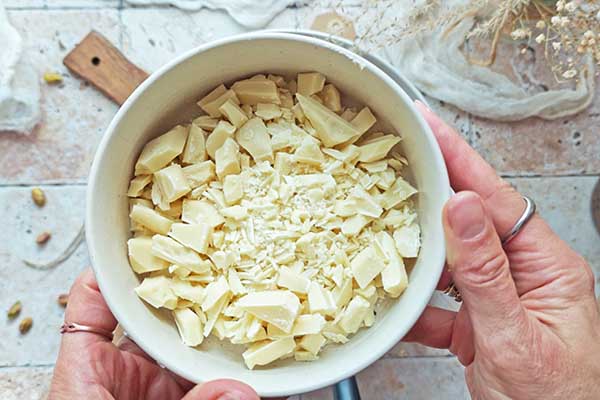 Ciastka z pistacjami i białą czekoladą posiekana biała czekolada