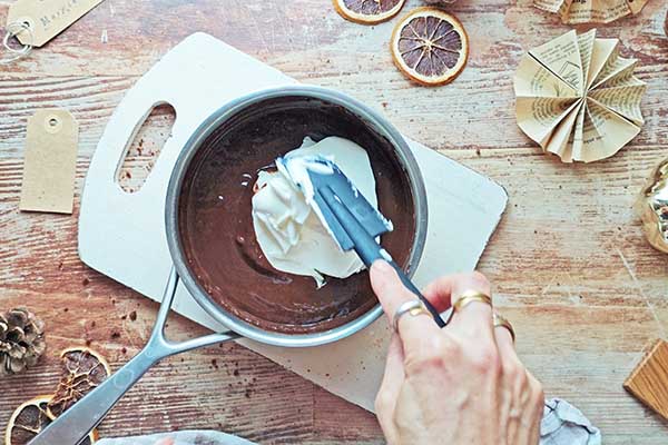 Ciasto potrójnie czekoladowe przygotowanie kremu czekoladowego z mascarpone