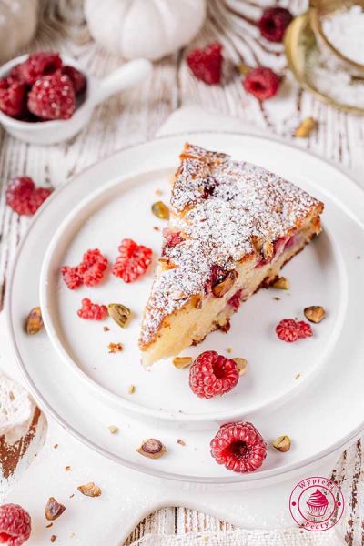 domowe wilgotne ciasto pieczone z malinami i ricottą