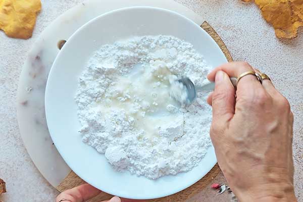 Jesienne cynamonki ze śliwkami przygotowanie lukru do cynamonem