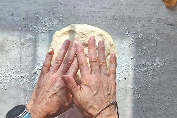 Jesienne cynamonki ze śliwkami ugniatanie ciasta drożdżowego na cynamonki
