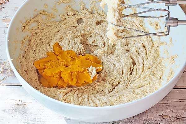 Miękkie ciastka dyniowe dodawanie puree z dyni do ciasta na ciastka