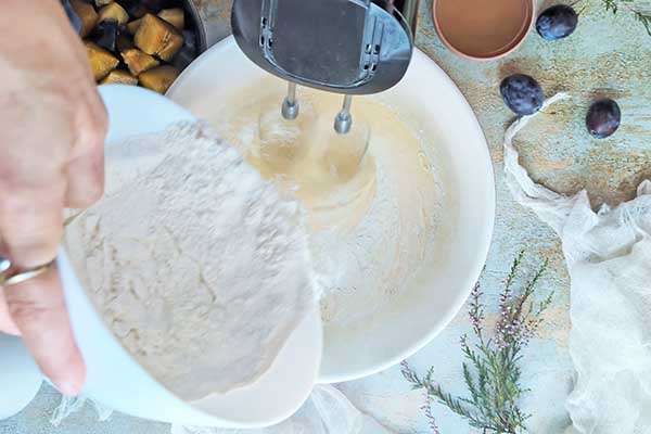 Proste ciasto ze śliwkami dodawanie mąki do ciasta