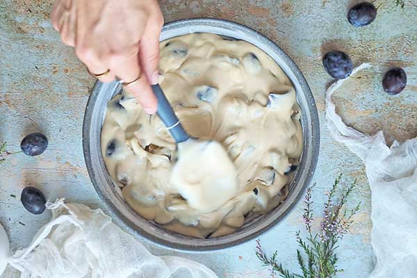 Proste ciasto ze śliwkami wykładanie ciasta ze śliwkami do formy do pieczenia