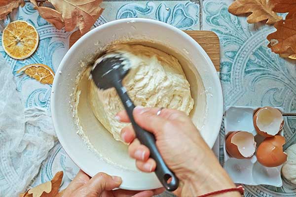 Ciasto creme brulee mieszanie ciasta łyżką