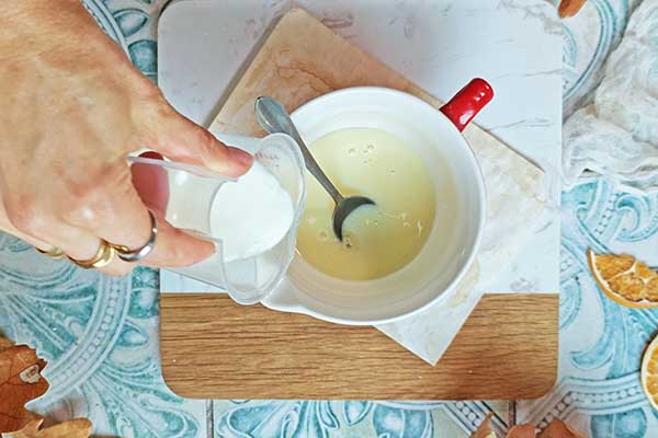 Ciasto creme brulee przygotowanie mieszanki do nasączenia ciasta