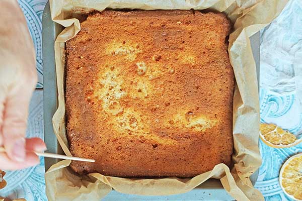 Ciasto creme brulee dziurkowanie ciasta przed jego nasączaniem