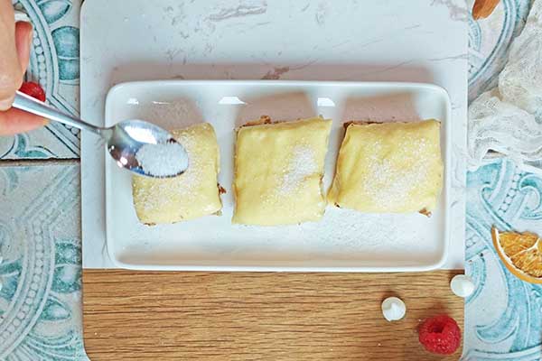Ciasto creme brulee posypywanie kremu cukrem do karmelizacji