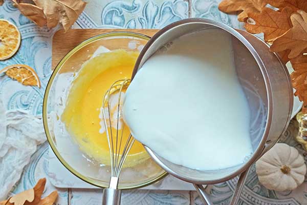 Ciasto creme brulee dodawanie gorącego mleka do masy z żółtek